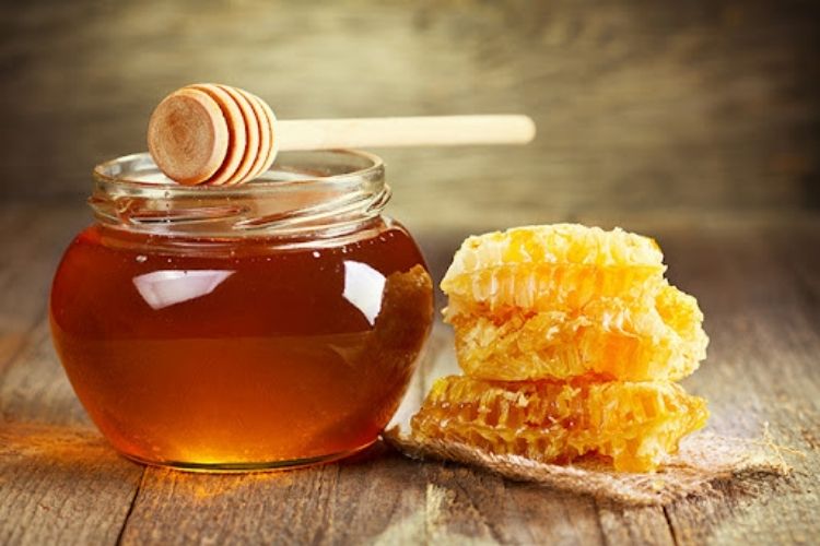 les bienfaits du miel pour le mal de gorge 